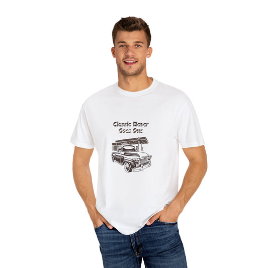 Classic Never Goes Out Unisex T-Shirt, Vintage Car Graphic Tee, Retro Car Lover Gift, Classic Car Enthusiast Apparel, Unique Gift Idea