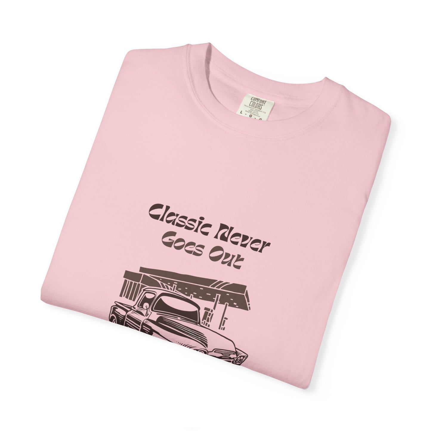 Classic Never Goes Out Unisex T-Shirt, Vintage Car Graphic Tee, Retro Car Lover Gift, Classic Car Enthusiast Apparel, Unique Gift Idea