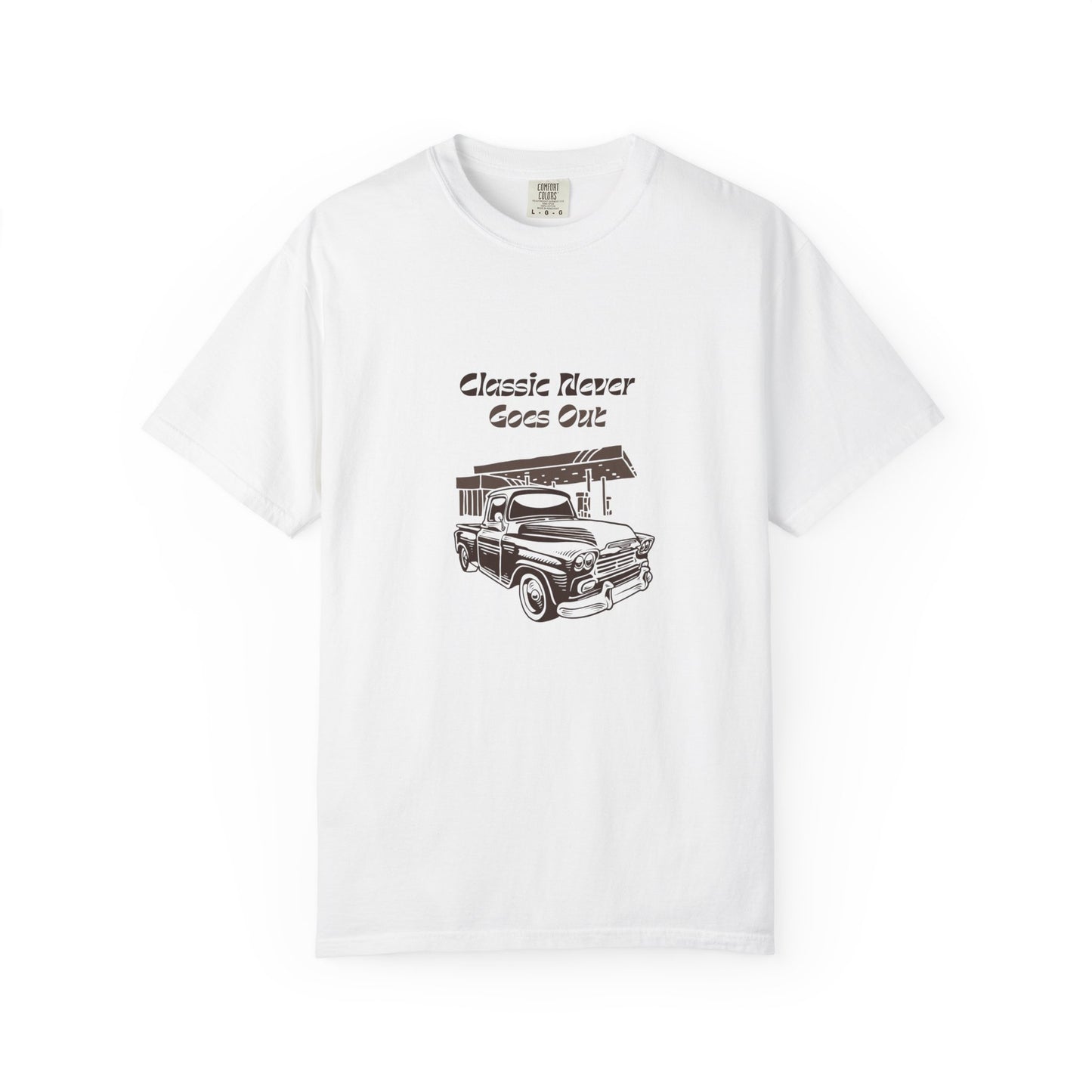 Classic Never Goes Out Unisex T-Shirt, Vintage Car Graphic Tee, Retro Car Lover Gift, Classic Car Enthusiast Apparel, Unique Gift Idea
