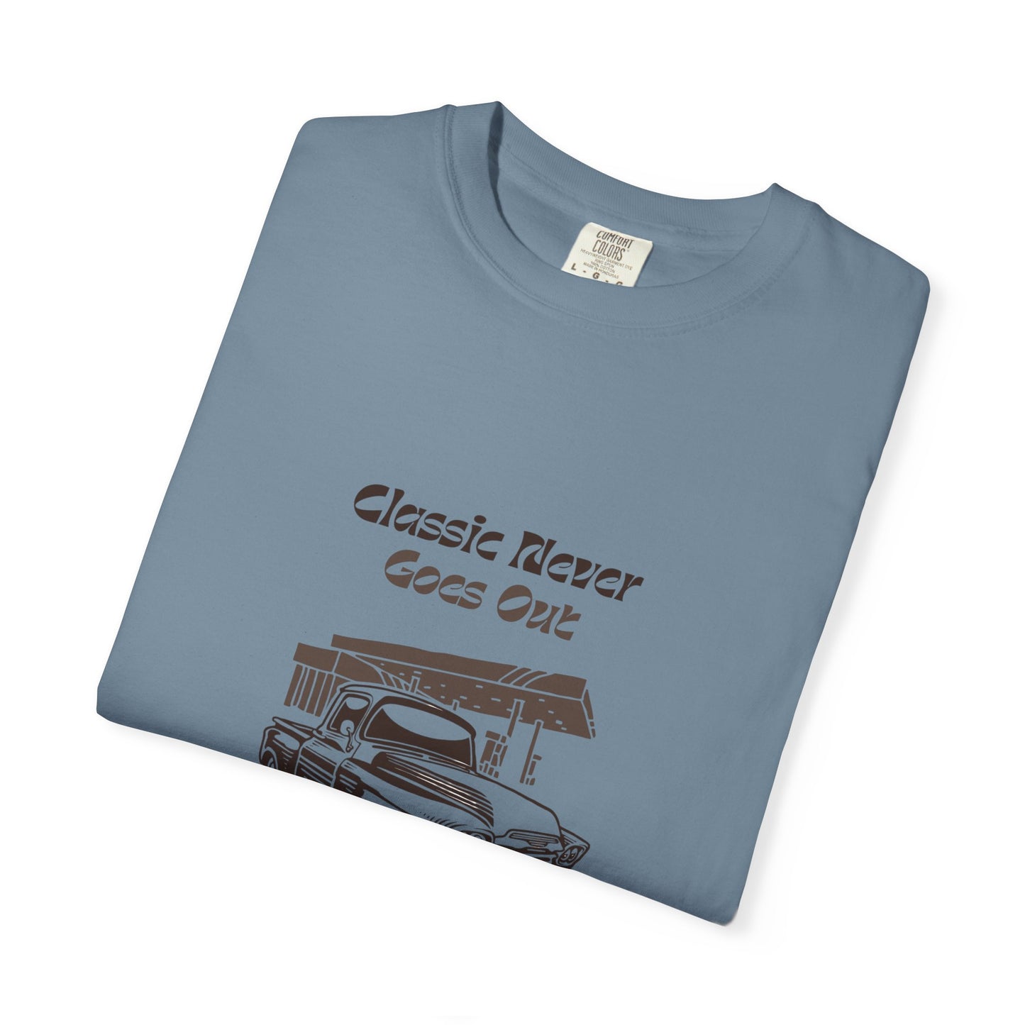 Classic Never Goes Out Unisex T-Shirt, Vintage Car Graphic Tee, Retro Car Lover Gift, Classic Car Enthusiast Apparel, Unique Gift Idea
