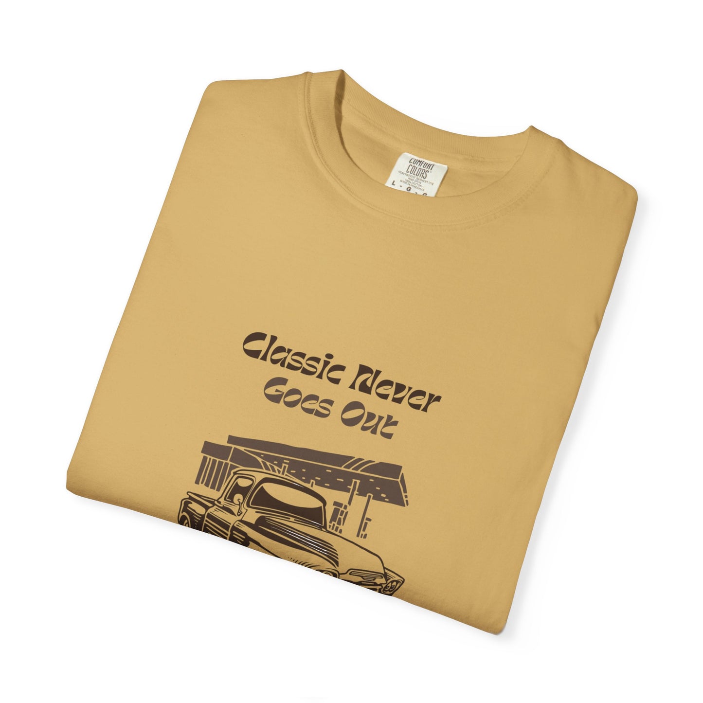 Classic Never Goes Out Unisex T-Shirt, Vintage Car Graphic Tee, Retro Car Lover Gift, Classic Car Enthusiast Apparel, Unique Gift Idea
