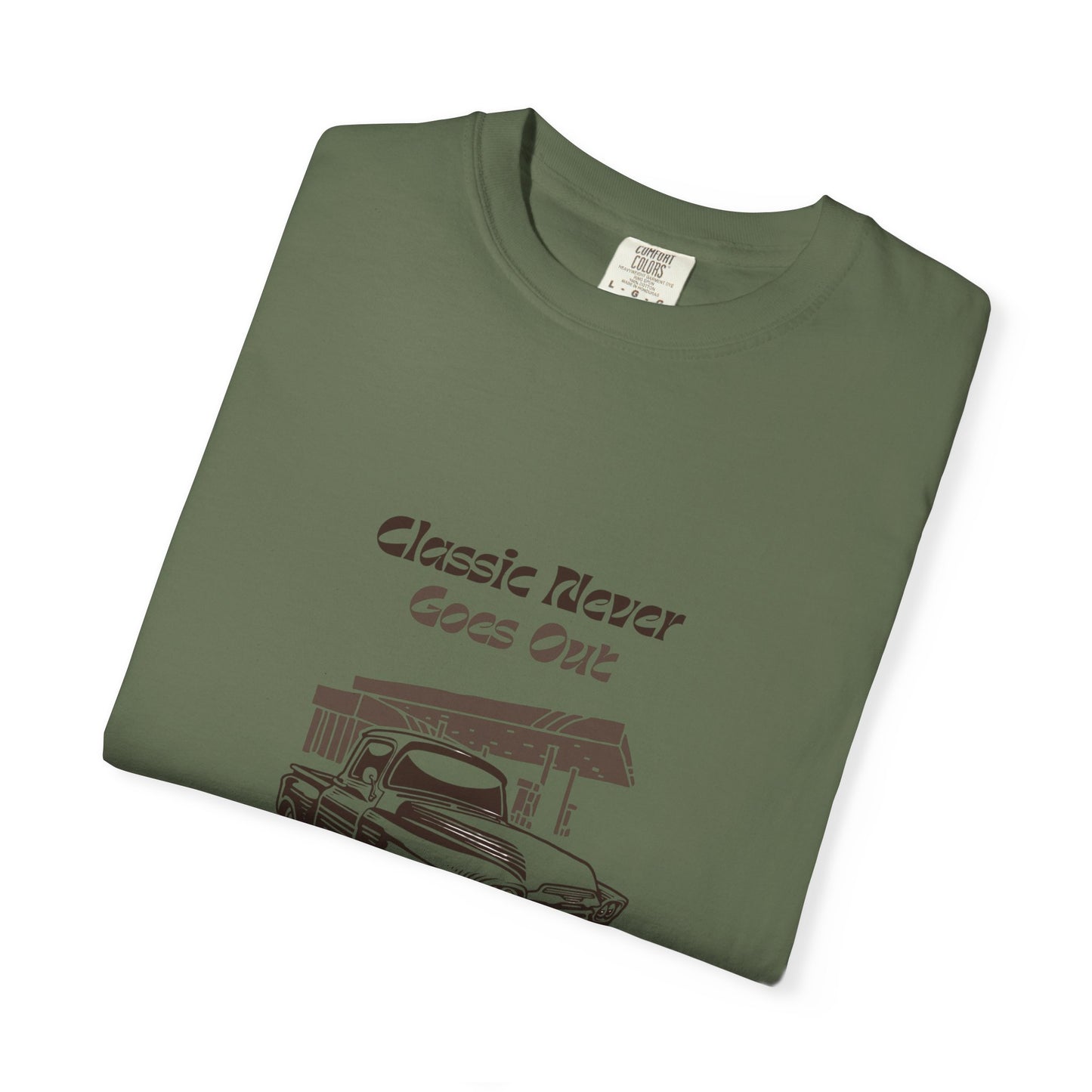Classic Never Goes Out Unisex T-Shirt, Vintage Car Graphic Tee, Retro Car Lover Gift, Classic Car Enthusiast Apparel, Unique Gift Idea