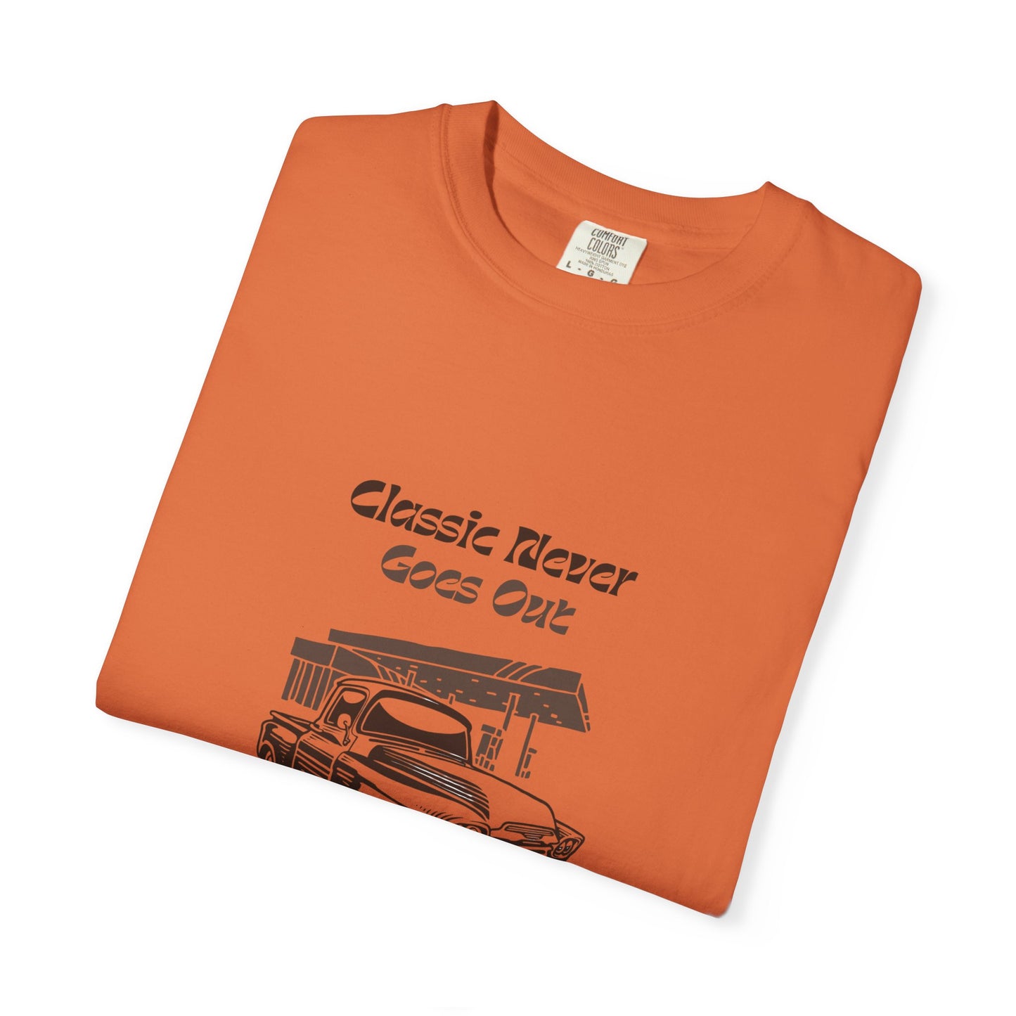 Classic Never Goes Out Unisex T-Shirt, Vintage Car Graphic Tee, Retro Car Lover Gift, Classic Car Enthusiast Apparel, Unique Gift Idea