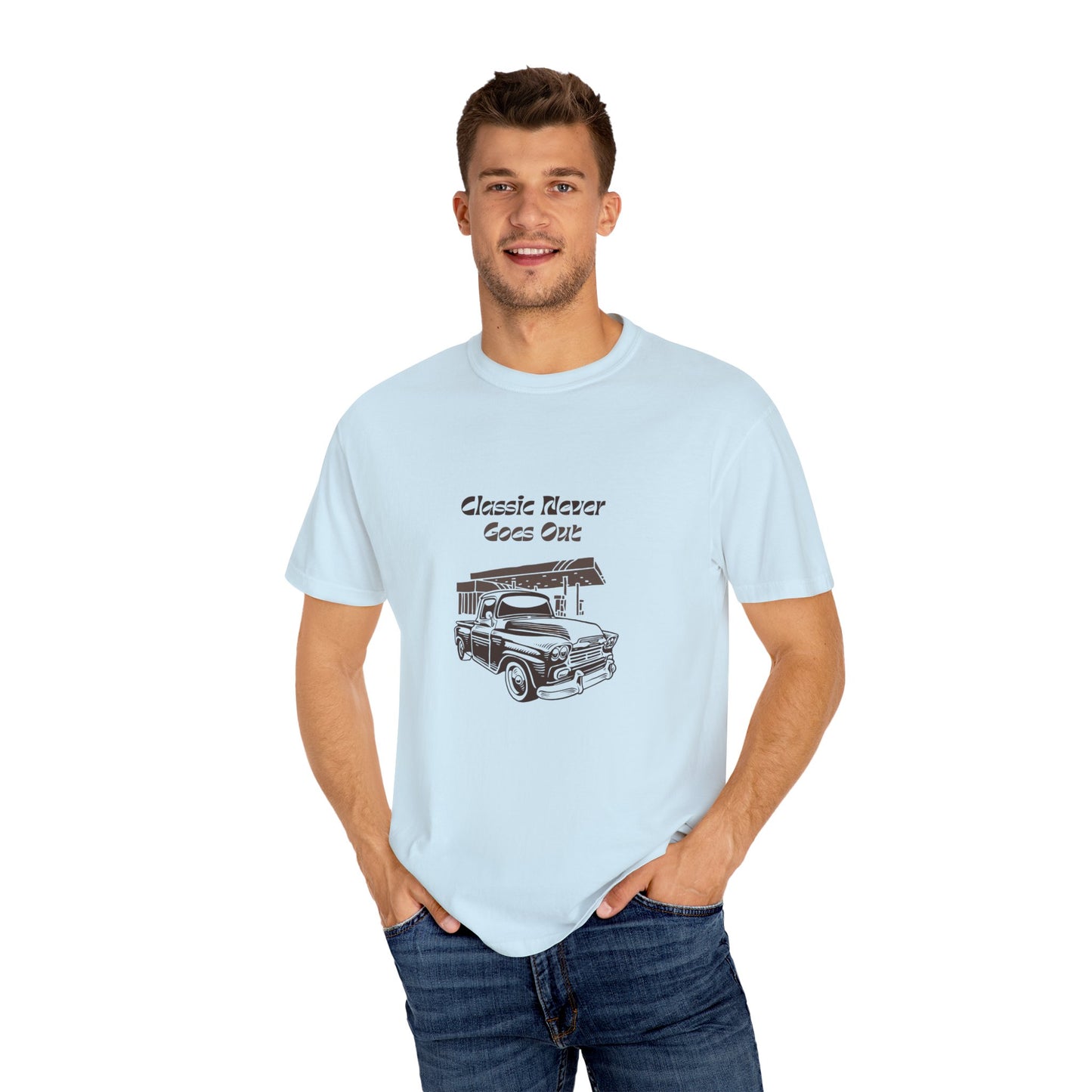 Classic Never Goes Out Unisex T-Shirt, Vintage Car Graphic Tee, Retro Car Lover Gift, Classic Car Enthusiast Apparel, Unique Gift Idea