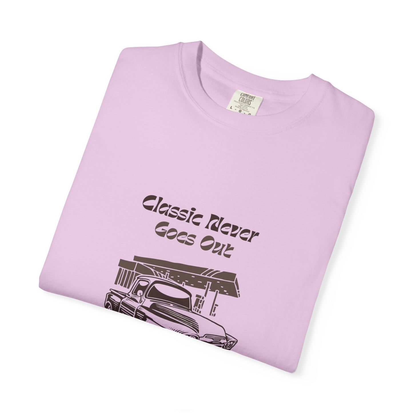 Classic Never Goes Out Unisex T-Shirt, Vintage Car Graphic Tee, Retro Car Lover Gift, Classic Car Enthusiast Apparel, Unique Gift Idea