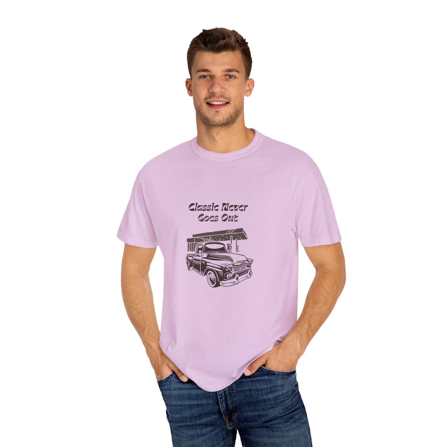 Classic Never Goes Out Unisex T-Shirt, Vintage Car Graphic Tee, Retro Car Lover Gift, Classic Car Enthusiast Apparel, Unique Gift Idea