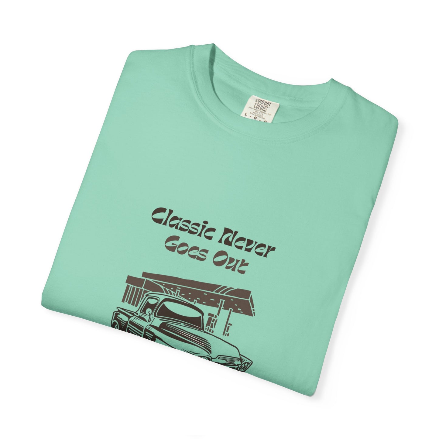 Classic Never Goes Out Unisex T-Shirt, Vintage Car Graphic Tee, Retro Car Lover Gift, Classic Car Enthusiast Apparel, Unique Gift Idea