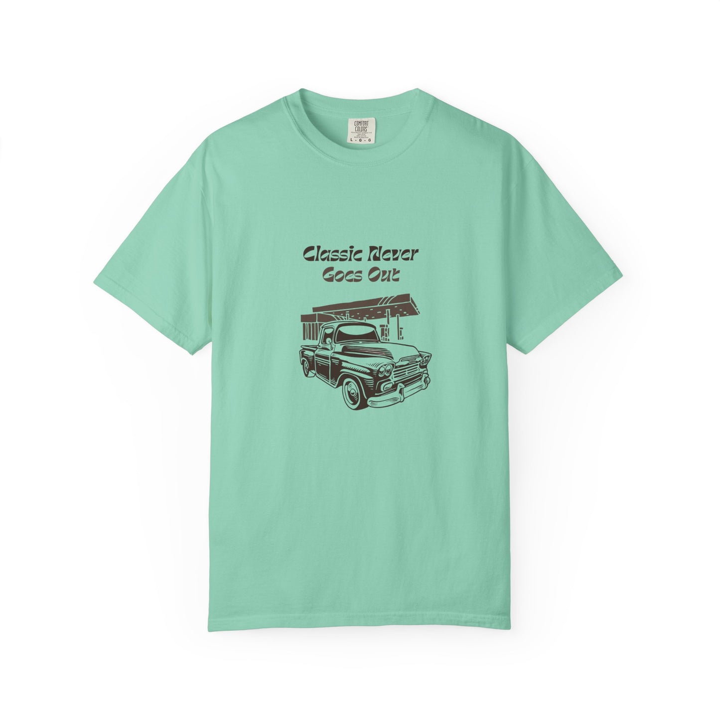 Classic Never Goes Out Unisex T-Shirt, Vintage Car Graphic Tee, Retro Car Lover Gift, Classic Car Enthusiast Apparel, Unique Gift Idea
