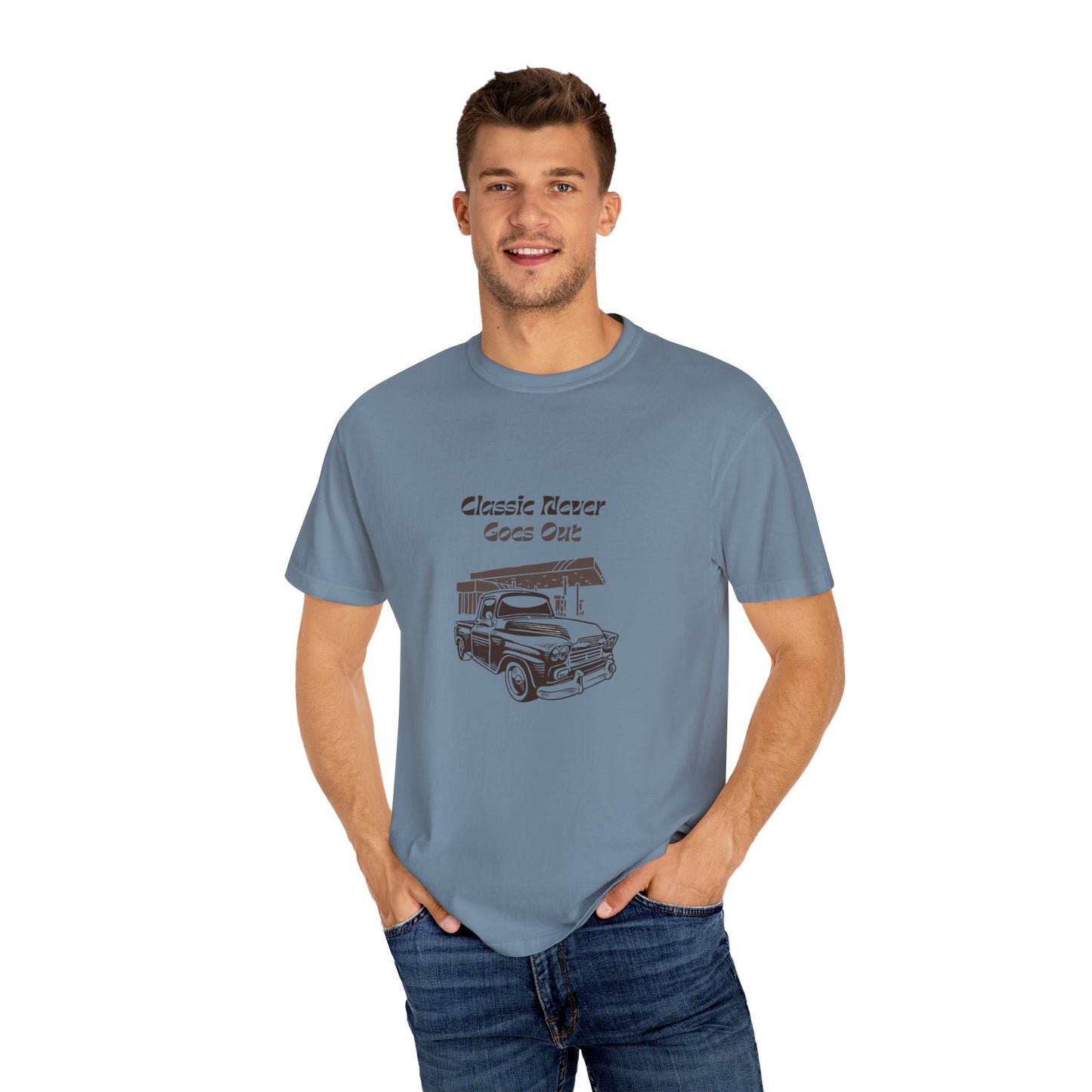 Classic Never Goes Out Unisex T-Shirt, Vintage Car Graphic Tee, Retro Car Lover Gift, Classic Car Enthusiast Apparel, Unique Gift Idea