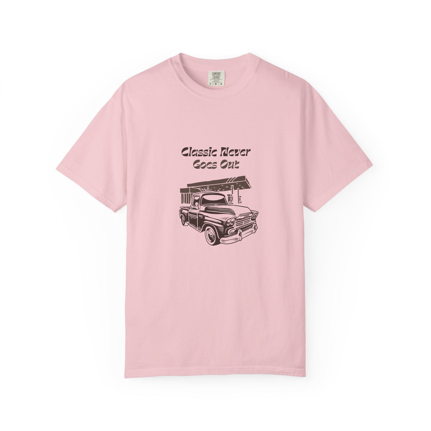 Classic Never Goes Out Unisex T-Shirt, Vintage Car Graphic Tee, Retro Car Lover Gift, Classic Car Enthusiast Apparel, Unique Gift Idea