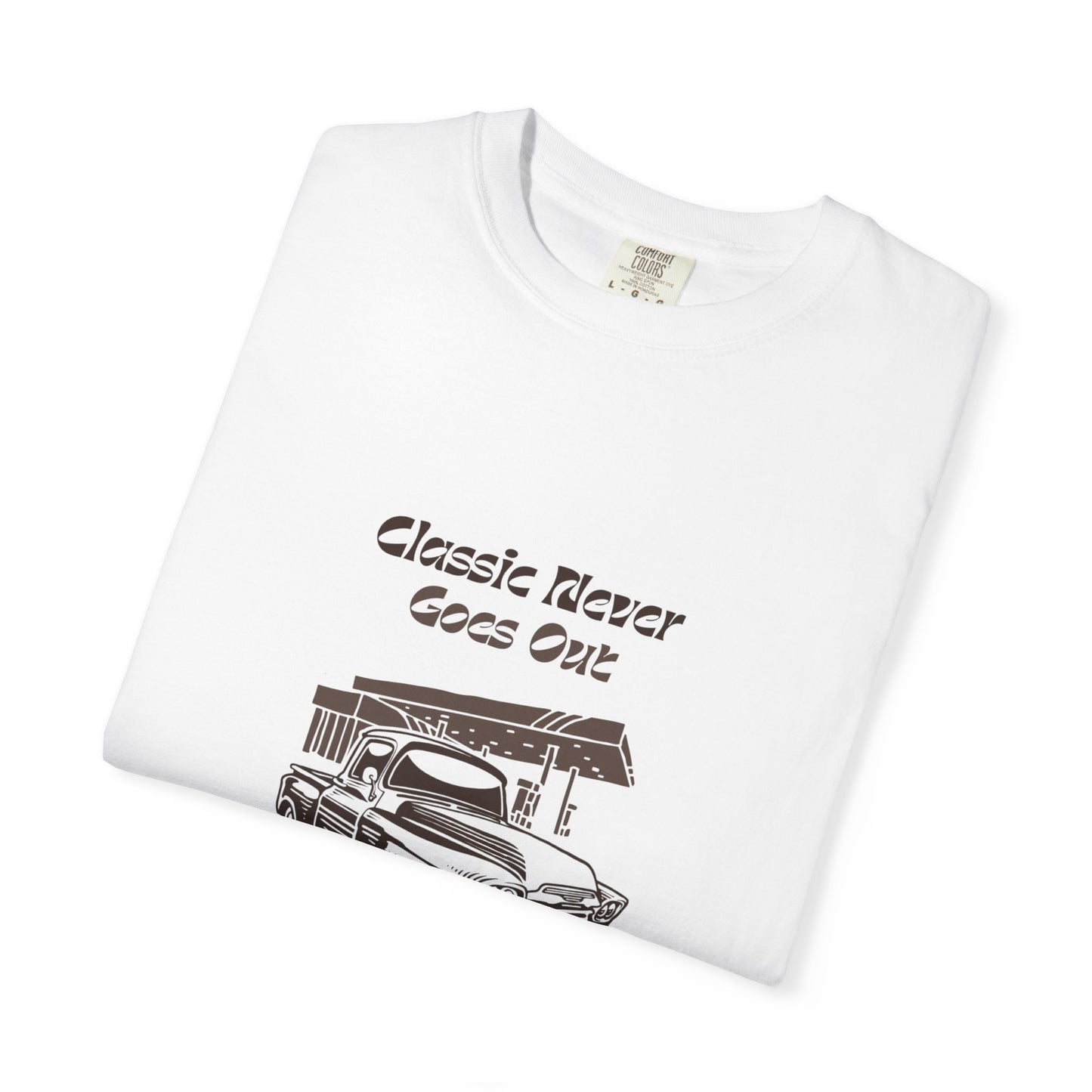 Classic Never Goes Out Unisex T-Shirt, Vintage Car Graphic Tee, Retro Car Lover Gift, Classic Car Enthusiast Apparel, Unique Gift Idea