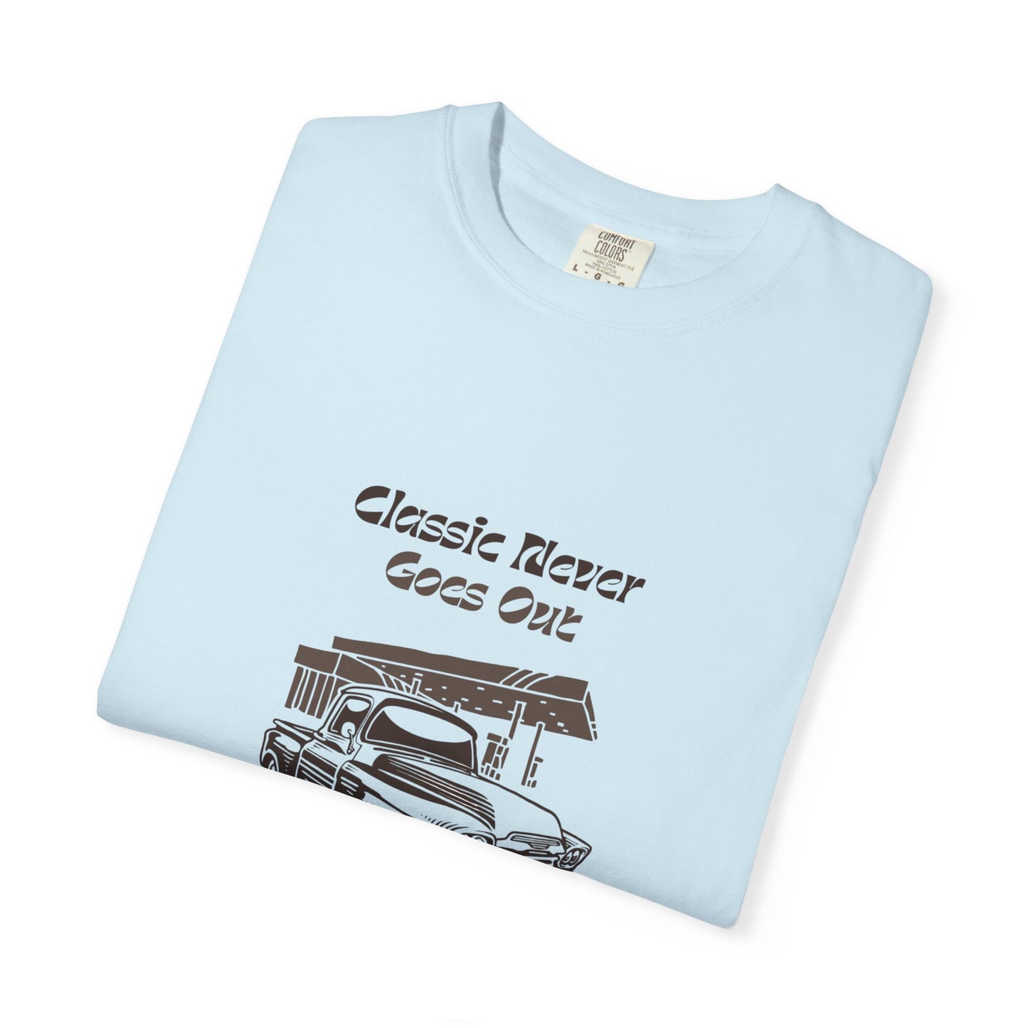 Classic Never Goes Out Unisex T-Shirt, Vintage Car Graphic Tee, Retro Car Lover Gift, Classic Car Enthusiast Apparel, Unique Gift Idea