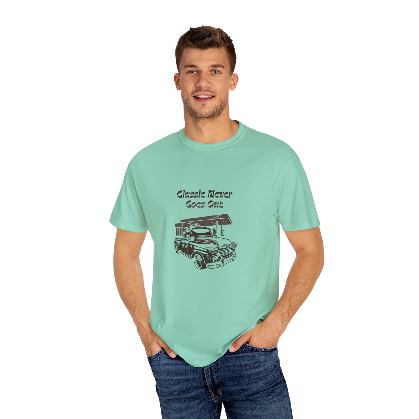 Classic Never Goes Out Unisex T-Shirt, Vintage Car Graphic Tee, Retro Car Lover Gift, Classic Car Enthusiast Apparel, Unique Gift Idea