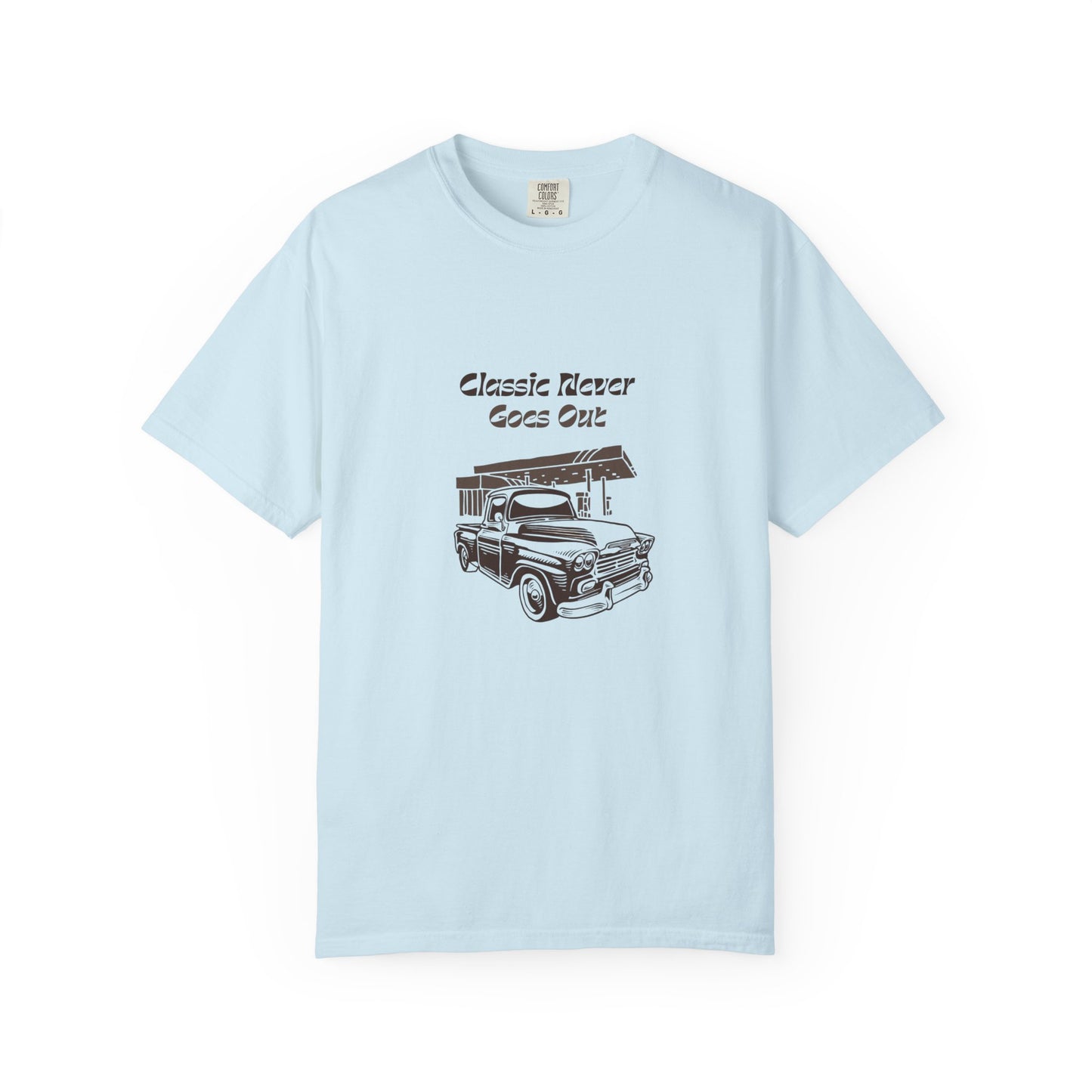 Classic Never Goes Out Unisex T-Shirt, Vintage Car Graphic Tee, Retro Car Lover Gift, Classic Car Enthusiast Apparel, Unique Gift Idea